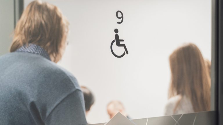 zdjecie w kabinie do pracy dl aosób z niepełnosprawnościami